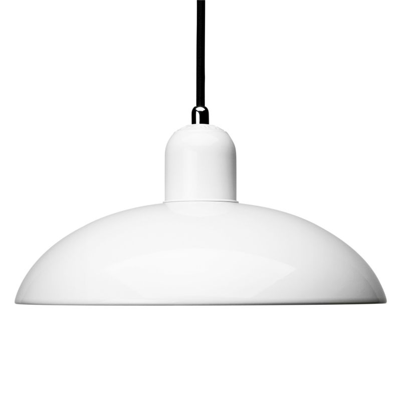 Weiße KAISER idell Pendelleuchte 6631 P von Fritz Hansen mit schwarzem Kabel.